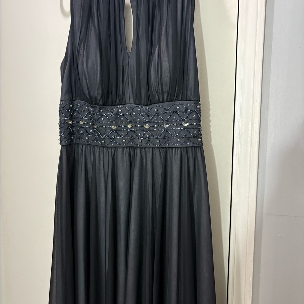 Elegant Black Sleeveless Dress​ - Picture 2 of 6
